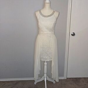 Elegant High-Low White Lace Dress with Beaded Neckline - Size 6